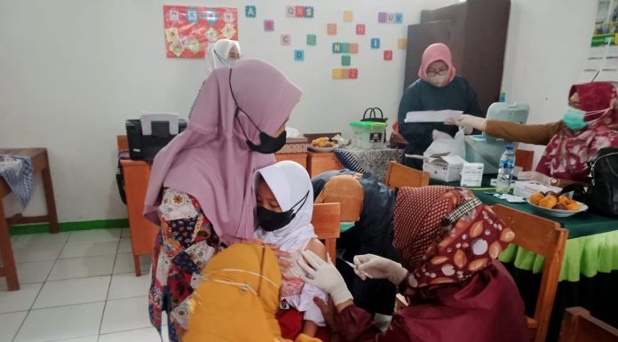 Ratusan Siswa SDN 1 Curgbadak Divaksin