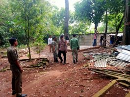 Bangunan Liar di TPU Curugbadak Dibongkar Petugas